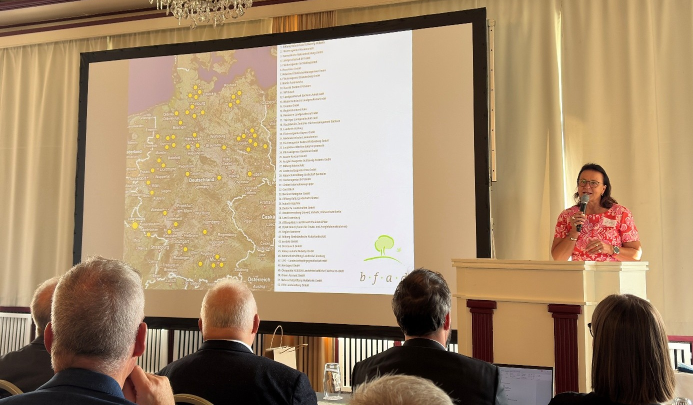 Anne Schöps, Geschäftsführerin der Flächenagentur Brandenburg GmbH und Vorstandsvorsitzende des Bundesverbandes der Flächenagenturen Deutschland (BFAD), hielt die Eröffnungsrede der Jubiläumstagung in Bonn. (Foto: BFAD). Anne Schöps, Geschäftsführerin der Flächenagentur Brandenburg GmbH und Vorstandsvorsitzende des Bundesverbandes der Flächenagenturen Deutschland (BFAD), hielt die Eröffnungsrede der Jubiläumstagung in Bonn. (Foto: BFAD).