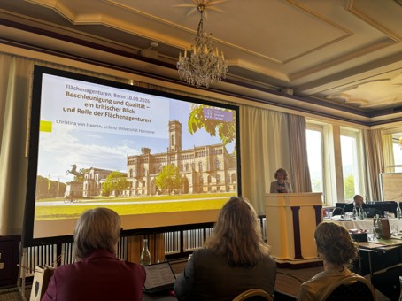 Prof. Dr. Christina von Haaren von der Leibniz Universität Hannover richtete den Blick auf die möglichen Folgen der aktuellen Entwicklungen. (Foto: BFAD)